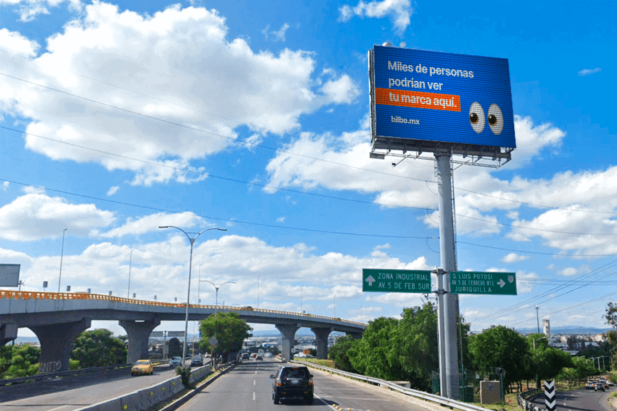 Imagen de espectacular en Calle Bernardo Quintana y 5 de Febrero en Querétaro.